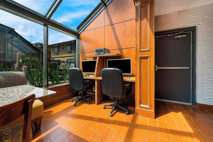 Business Center 74 of 82